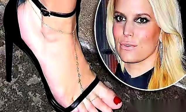 我有时候刷到女明星的脚，真的会愣一下。
那已经不是一双脚了。
那是一份工伤证明。