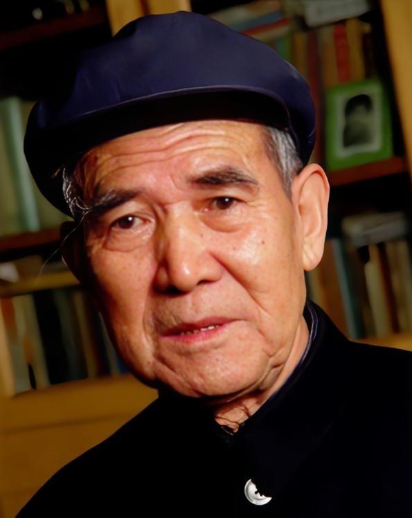 [太阳]高智是毛主席的秘书，两人共事10年却被调走，临走前毛主席跟高智说：“你在