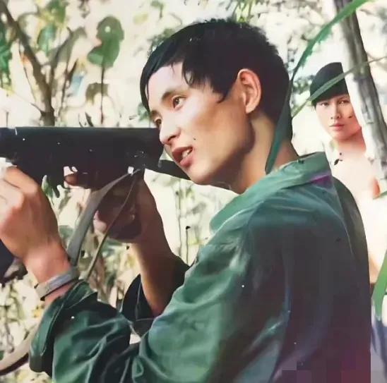 对越自卫反击战一等功臣张长海，潜伏3天3夜，不吃不喝，大小便随身排出，405战斗