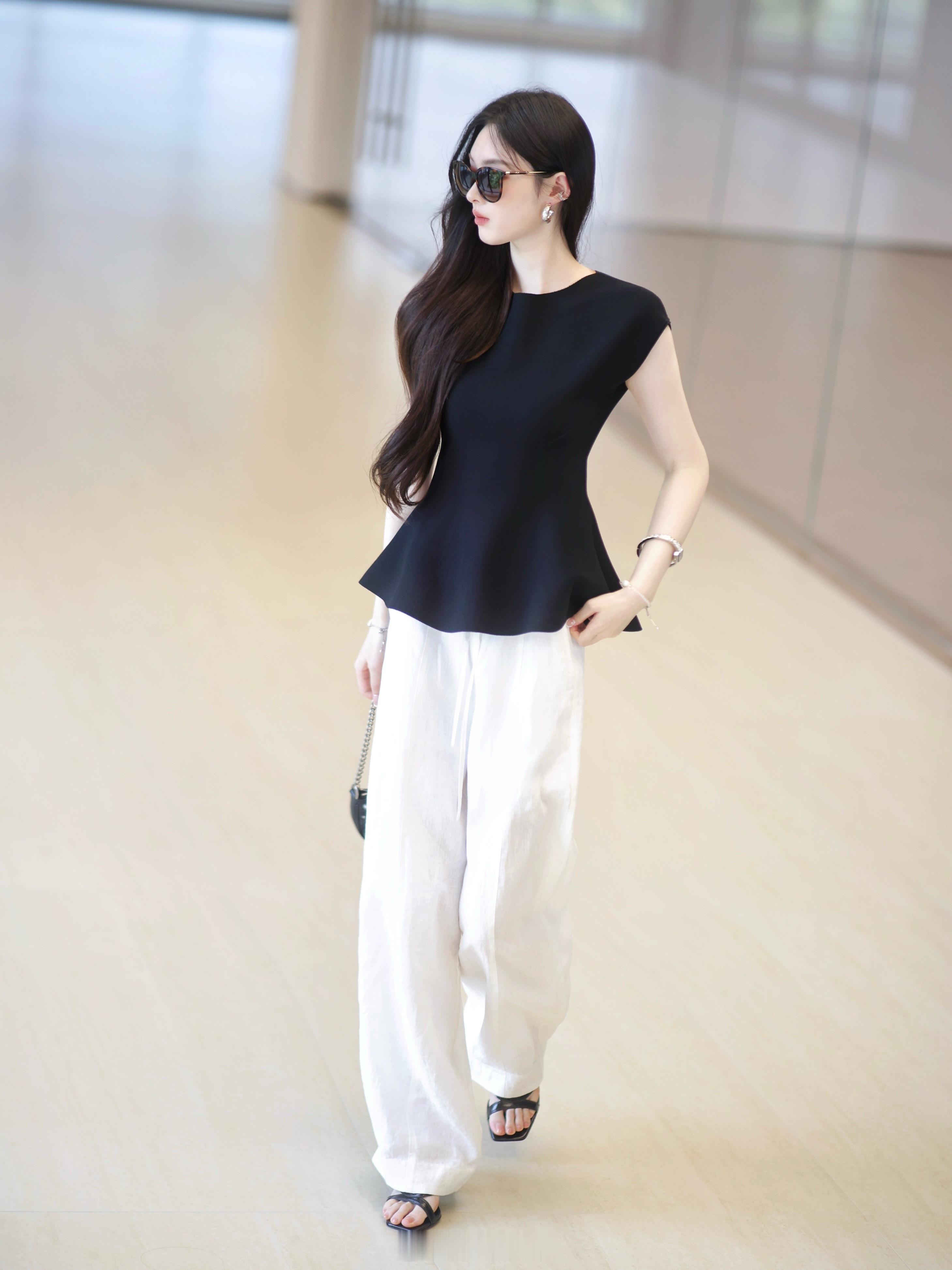 这套真绝了啊啊！优雅利落 完全姐系气质本粒将加tag站姐直拍女明星ootd