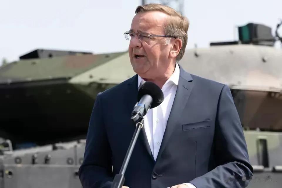 比立陶宛更慌的是德国！在普里戈任到达白俄罗斯以后德国人慌了，德国国防部长突然宣布