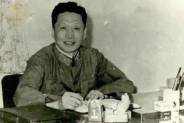 [月亮]1949年2月20日凌晨，国民党空军少尉杨宝庆趁人不注意，悄悄登上一架停