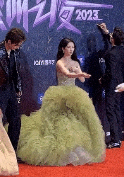 从前的我你看不起，现在的我你高攀不起