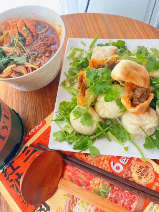 香菜牛肉包+红油三鲜粉！碳水带来的快乐 这搭配真的绝了 红油香菜牛肉包...
