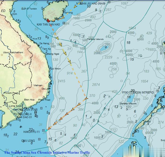踢馆去了？图为我向阳红10号编队，包括护航舰船和从南沙各岛礁出发的渔船、海警船正