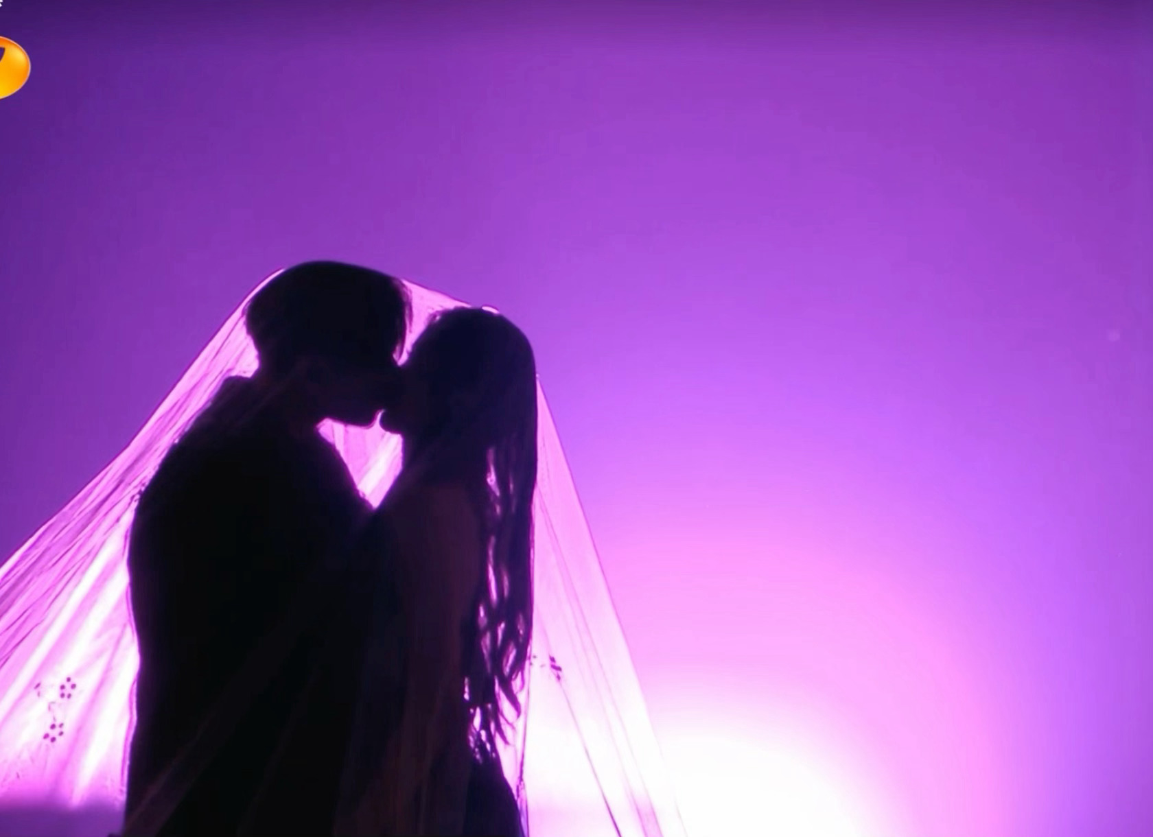 黄子韬 徐艺洋 舞台上亲了～ 