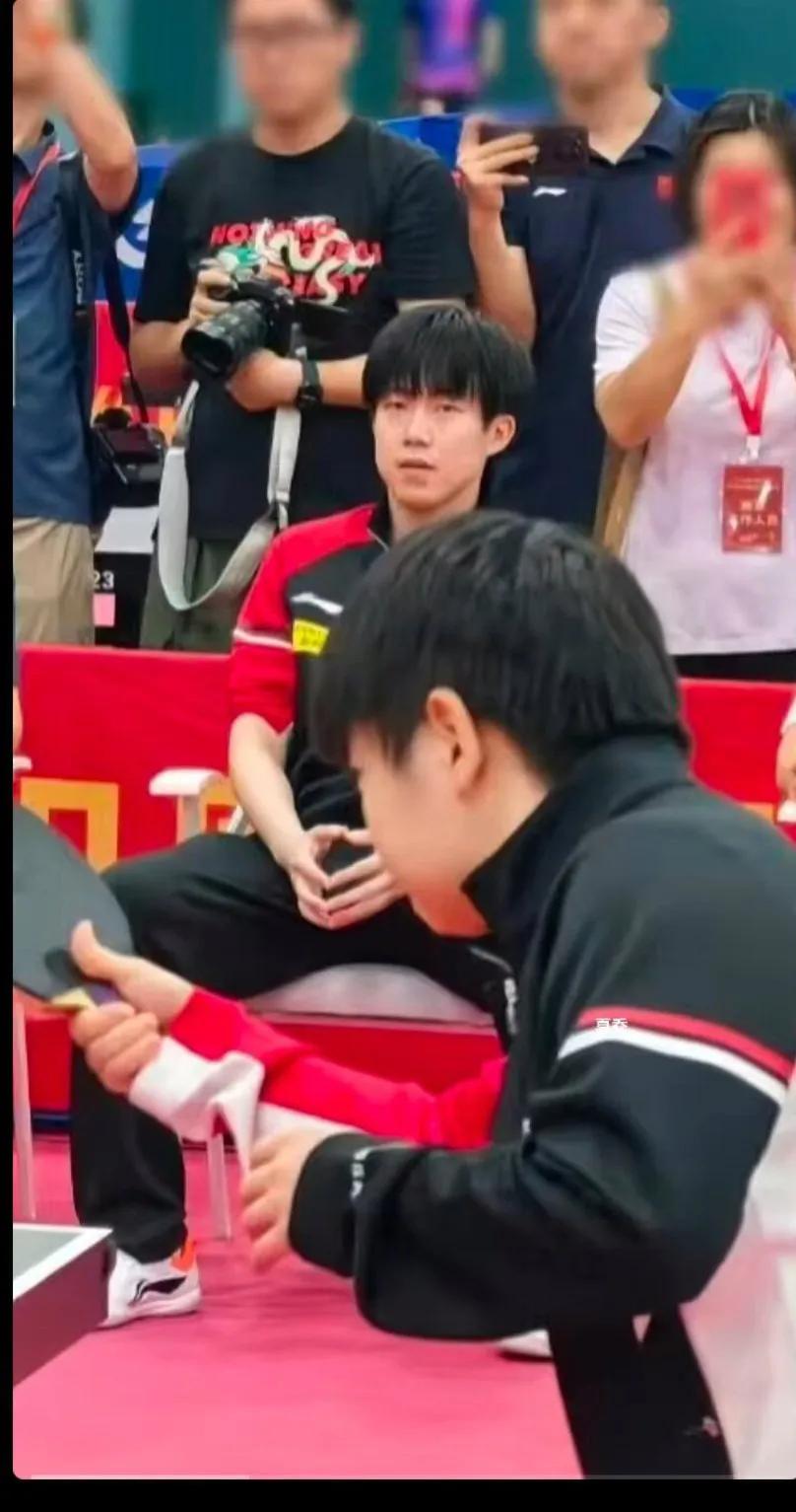 头头眼睛钉着他的魂的同时手还比了个心[呲牙]
喜欢小狮子看莎莎这眼神真好。[玫瑰