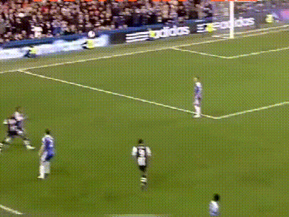 看看当年法国队的前锋西塞这一个外脚背的天外飞仙，这一下可谓之为外脚背的顶级神作了