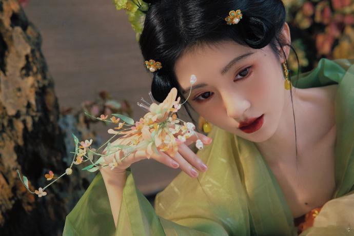 #鞠婧祎绿色汉服##鞠婧祎壁上观汉服造型#鞠婧祎身着绿色汉服，优雅高贵。壁上观汉