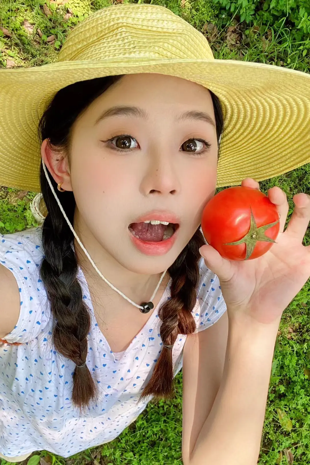 思念太明显。仿佛你只需静静看我一眼，就能够解读我爱你这弱点