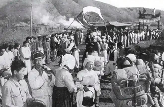 1958年志愿军全部撤离朝鲜，唯独一名战士死活不上车，金日成看完报告后，亲自批了