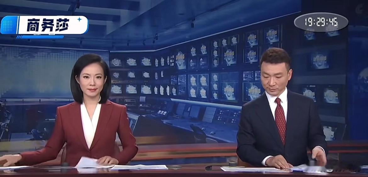 这几天     新闻联播又火了一把


好多年不看新闻联播的人，现在每天等着看。