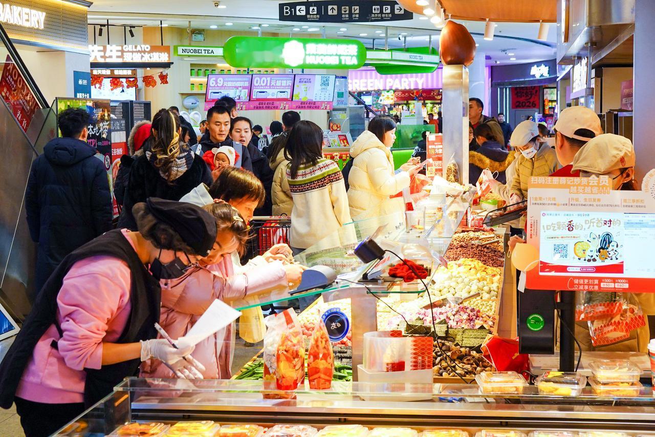 2月16日，农历除夕，济南经十路一家商业综合体内热闹非凡。数百家商铺在春节期间全