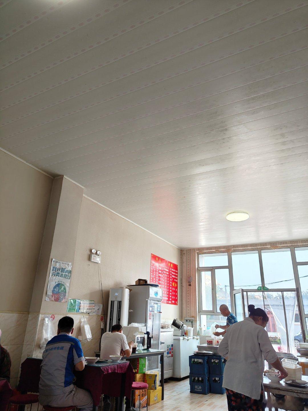 早餐6.5元搞定，元气满满小伟八点半上班，七点就到单位了，这会七点半已吃完早饭了