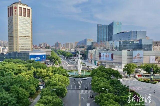 云端瞰湘潭乘坐滑翔伞俯瞰湘潭之美，万楼飞檐翘角，与摩天轮的璀璨光弧隔空对望；杨梅