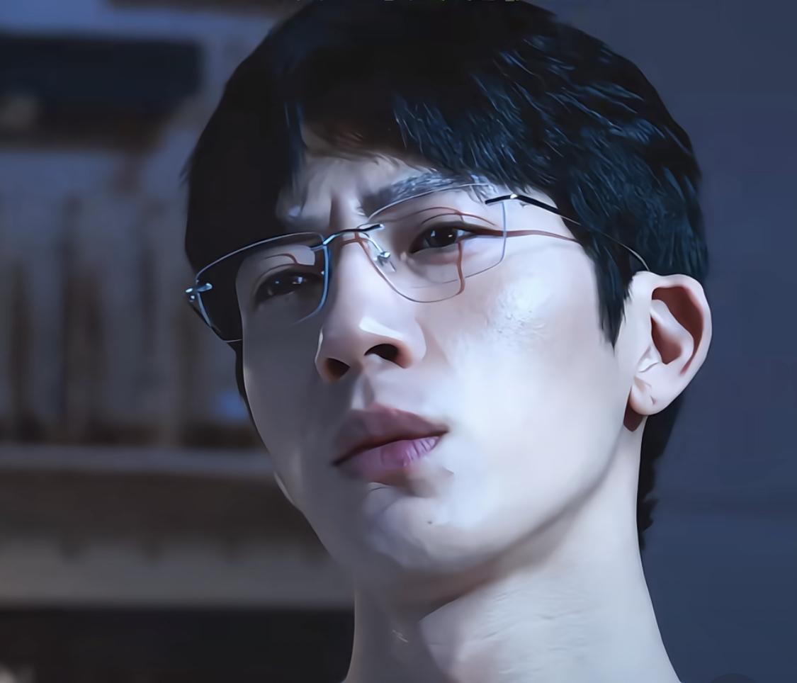 江寒声觉得自己才是那个乘虚而入的人，所以看到周瑾对蒋诚失态的时候，觉得周瑾要回到