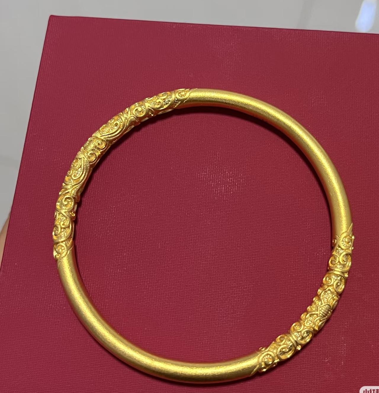 今天买黄金的人，
估计笑的嘴都合不拢了。
昨天还高高挂在935，今天一觉醒来直接