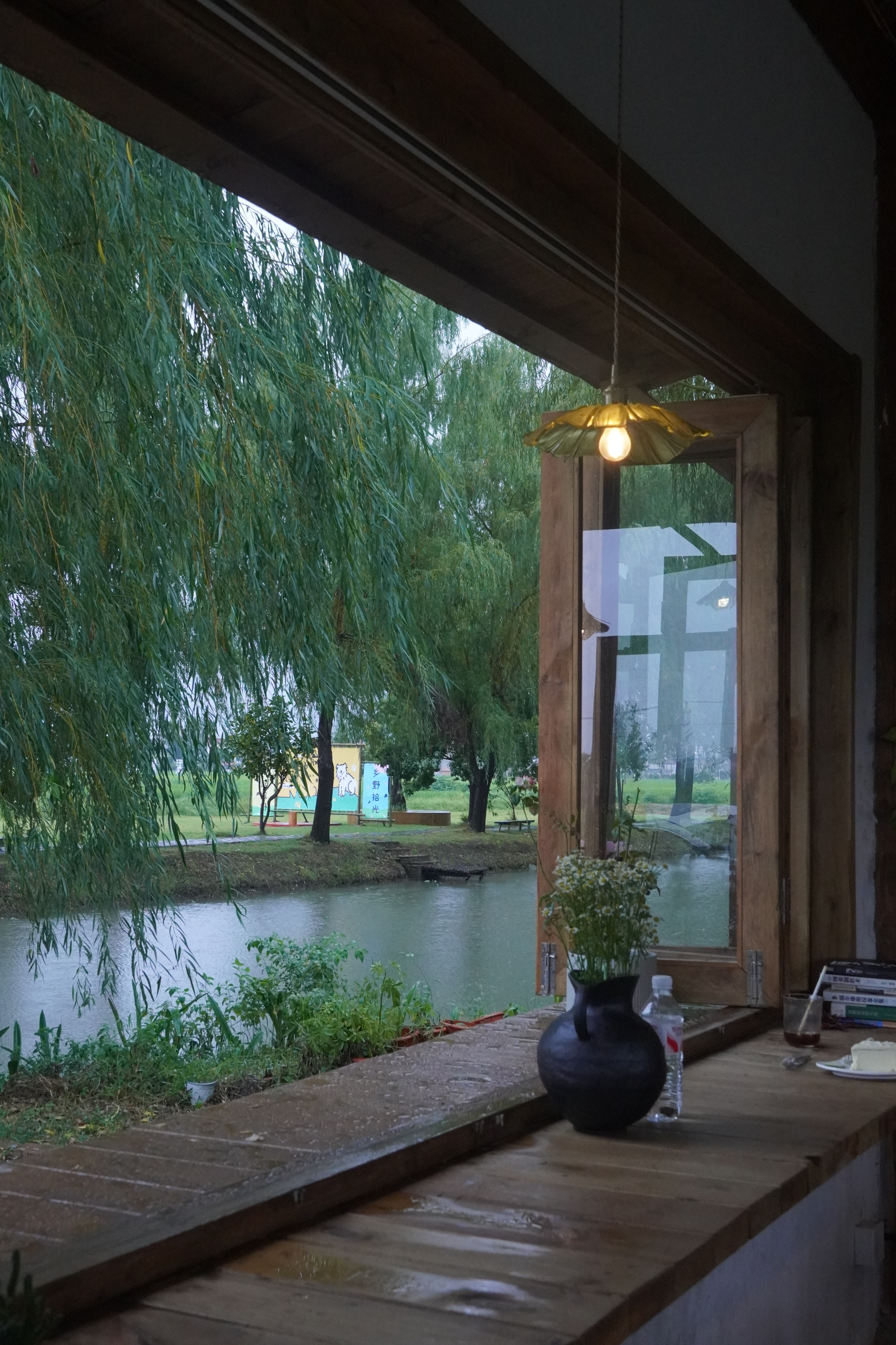 雨漫过乡村木屋的檐角树叶垂着湿漉漉的安静 小木屋 咖啡 巴斯克把所有紧绷的日子都