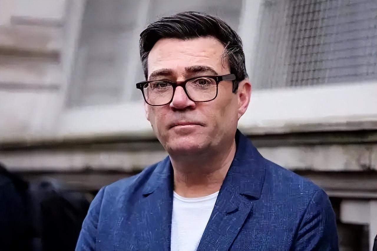 我觉得英国这次是真的在拿本国老百姓的命去赌一把大的。先说件挺魔幻的事:俄罗斯刚放