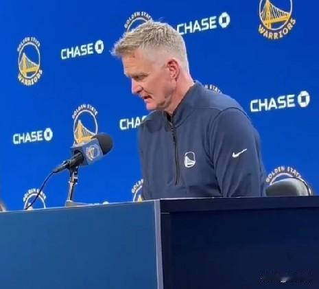 好教练！科尔谈库里生病：

“斯蒂芬太累了，他一直在生病，加上舟车劳顿，他累垮了