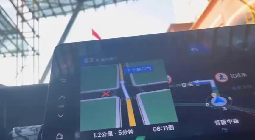 凯美瑞B+导航点位不准，每到一个路口，明明按照导航指示直走或拐弯，但导航一直显示