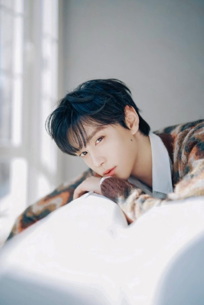 田栩宁情人节发文田栩宁慵懒男友味 田栩宁情人节发文，慵懒舒适感的男友味，情人节快