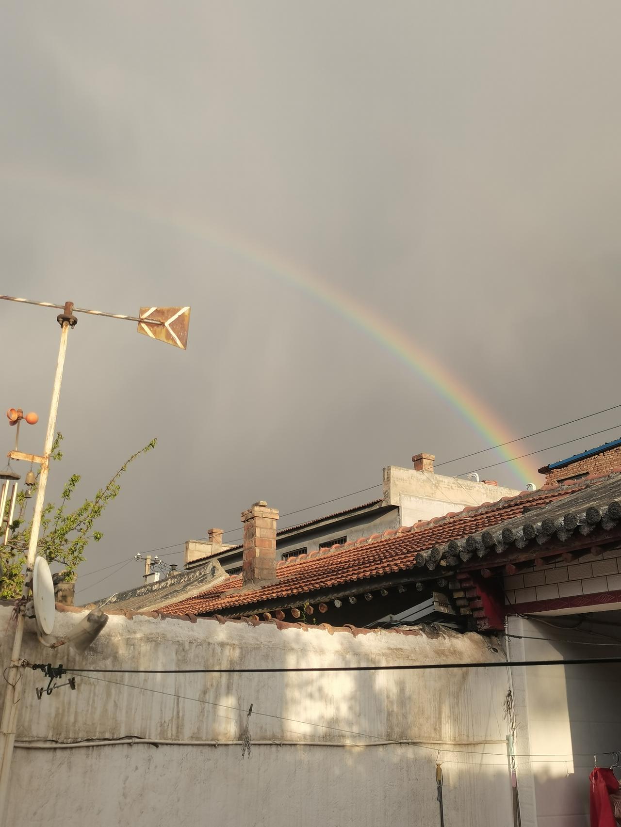 ＃每日一图随手拍＃
    风雨过后见彩虹，历经风雨，方知彩虹的绚烂。人生才刚刚