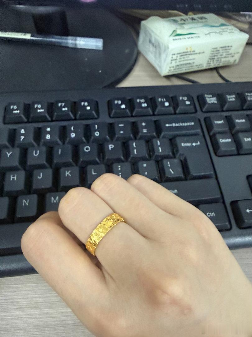 上班上累了停下来欣赏下新戒喜翻 （虽然我不爱做美甲 但是真的很爱戴戒指 