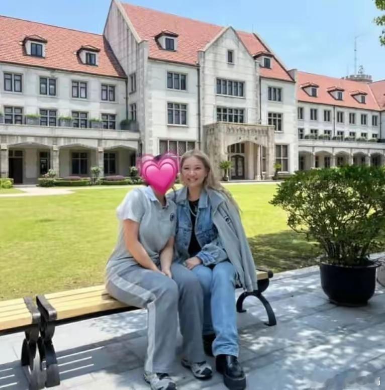 郑欣宜回沈殿霞母校忆亡母，被爆只字未提郑少秋，父女多年未同框 ​​​
