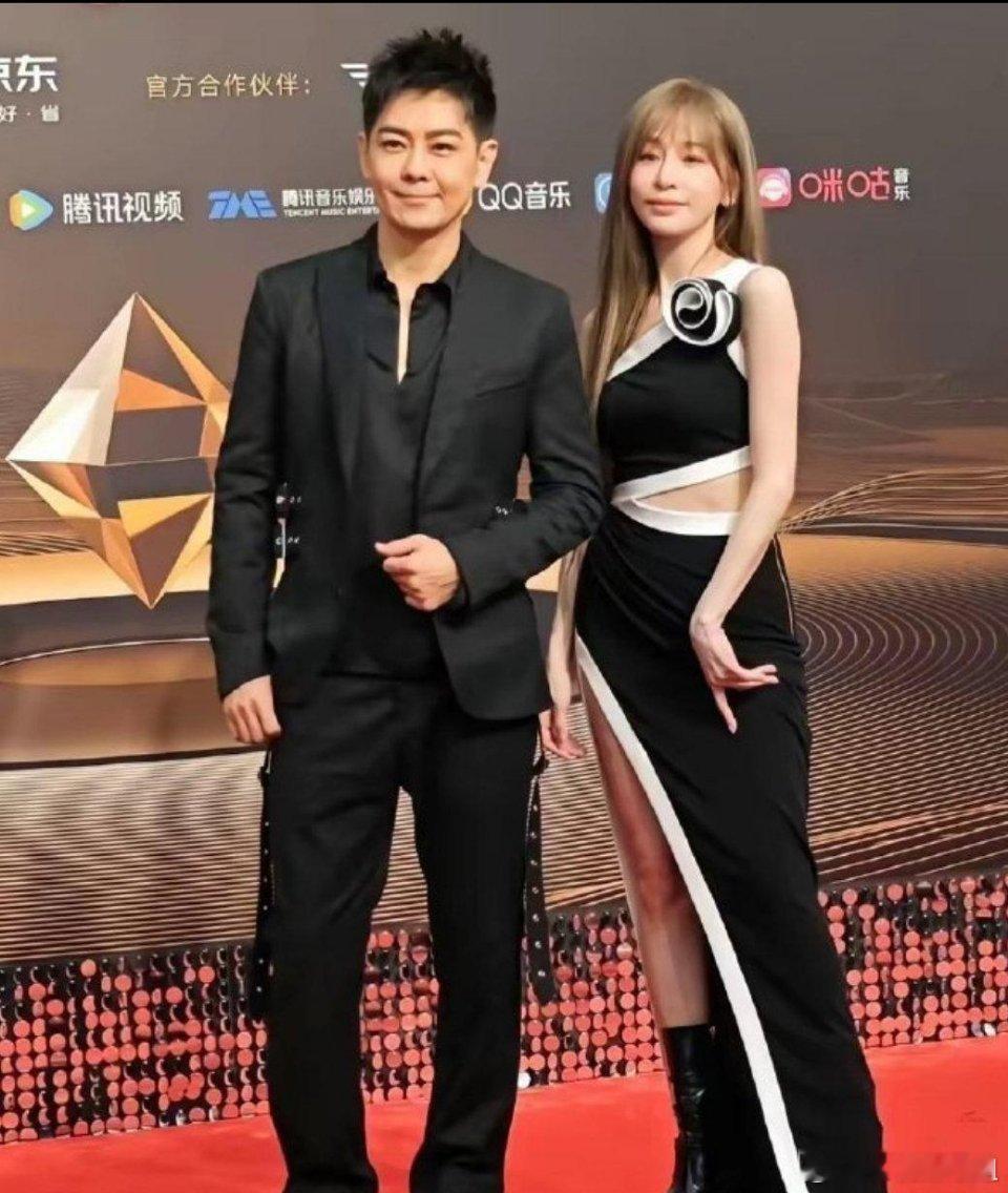 曾经的男神女神如今也有了岁月的痕迹！ 