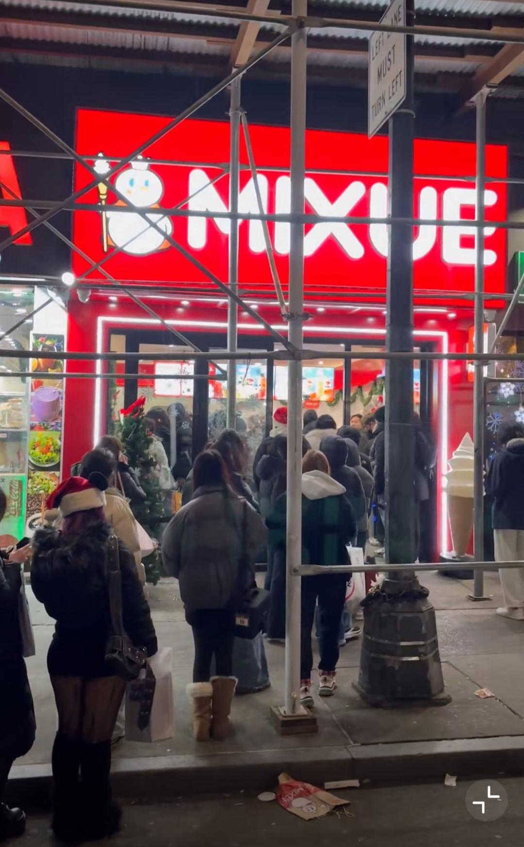 蜜雪冰城在美国纽约开设的第一家门店已经开始营业，据说是和瑞幸咖啡开在了同一个街区