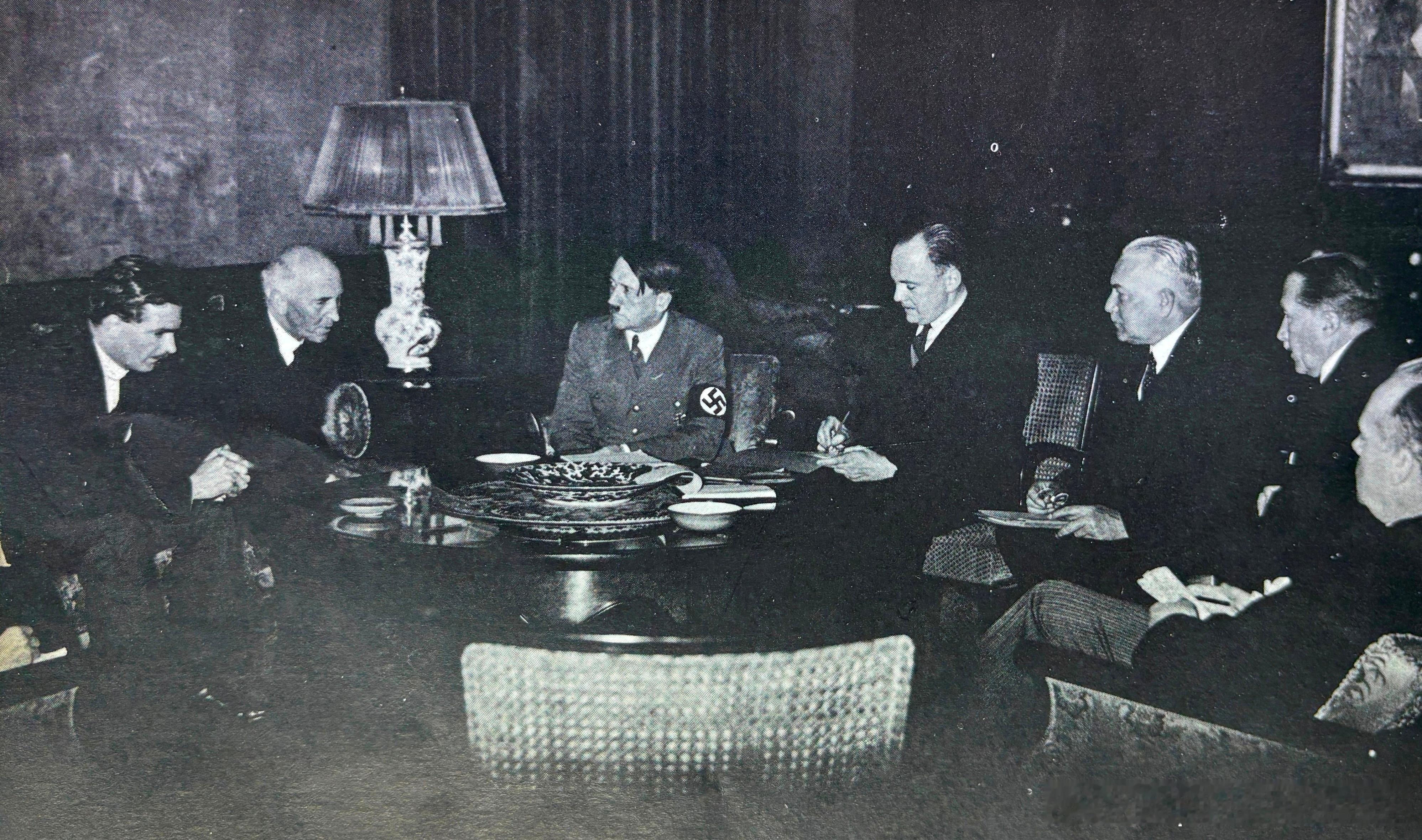 1935年6月18日英德海军条约签订，左起安东尼-艾登、外交大臣Samuel J