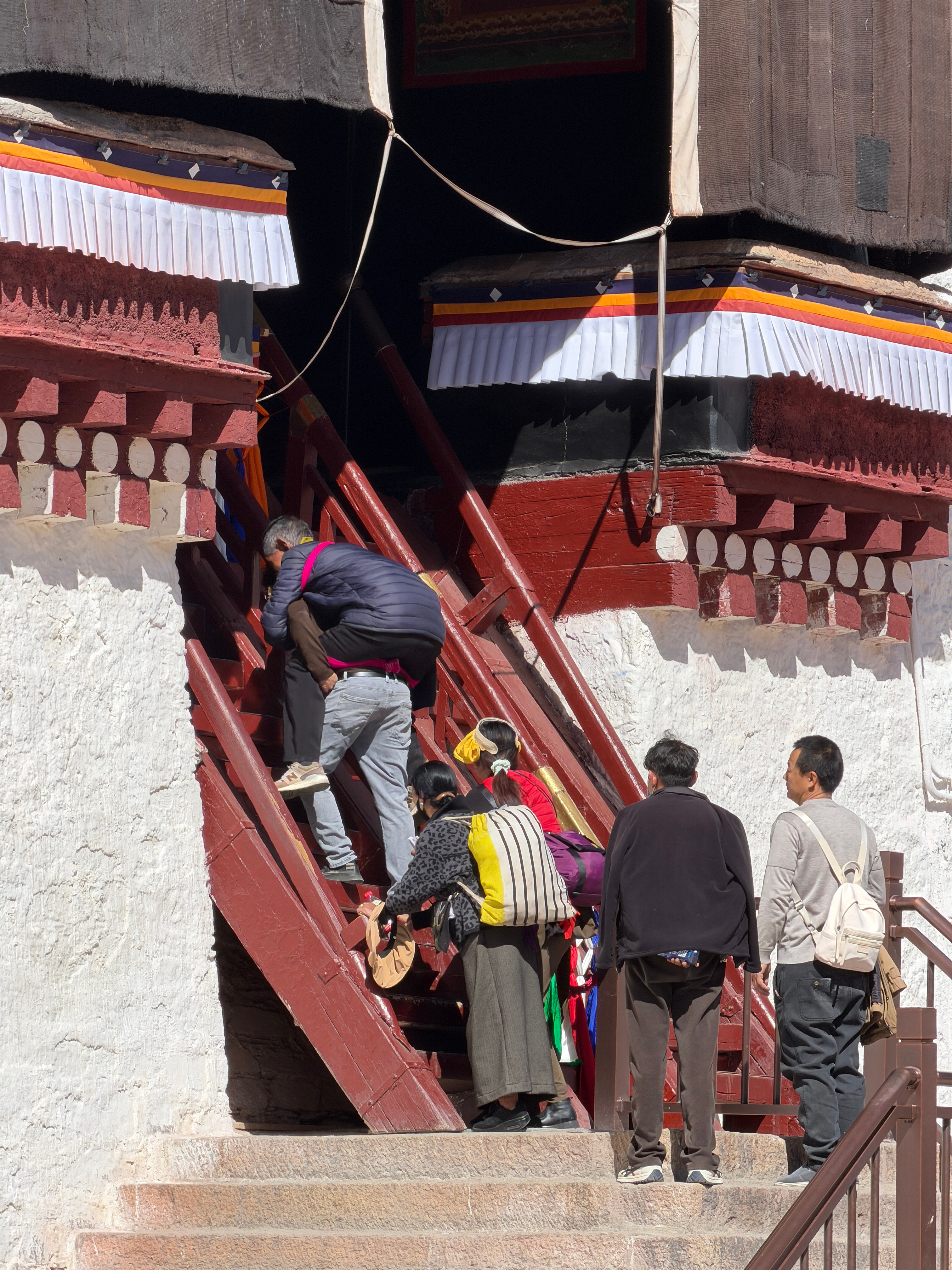 看信仰看人来人往稀松平淡又神圣的日常 