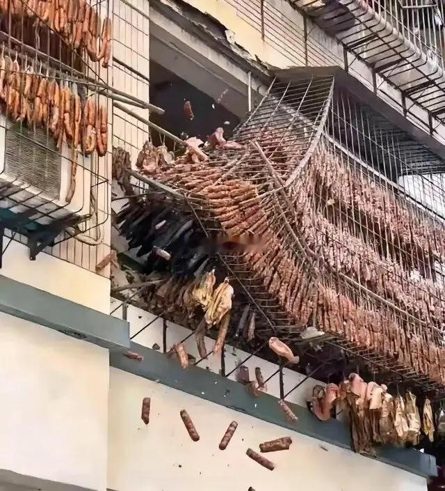 这应该是有钱人家吧，就这些腊肠腊肉应该要不少钱吧。 