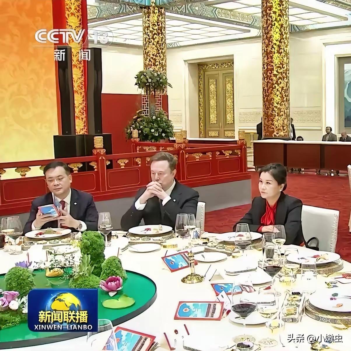 这桌是商业精英坐在一起，为什么曹晖跟马斯克一起就餐，这就不得不说：“他老爸曹德旺