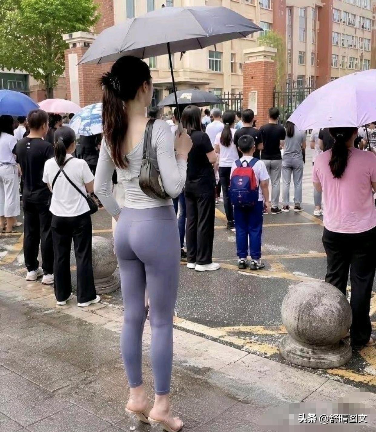 如果我有这样的妈妈
我觉得很丢脸。
穿衣要分场合，这里又不是健身房，这样穿太低俗
