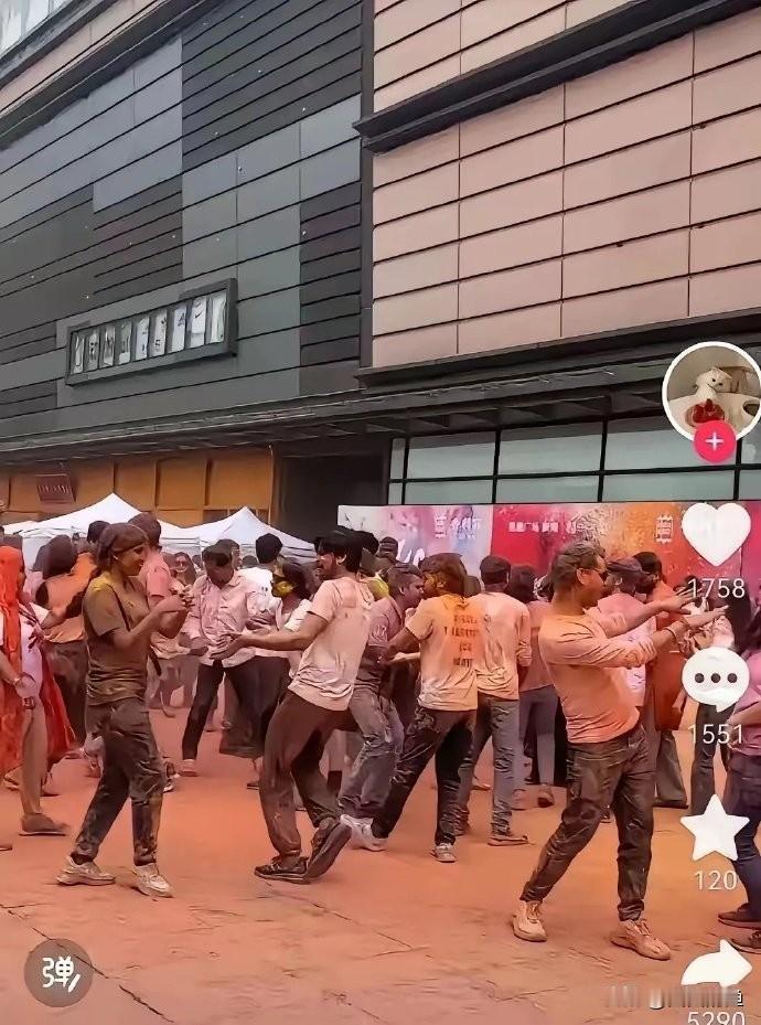 我就想问，那些在成都街头过洒红节的印度人，你们在自己国家也敢这么泼，泼完就走，把
