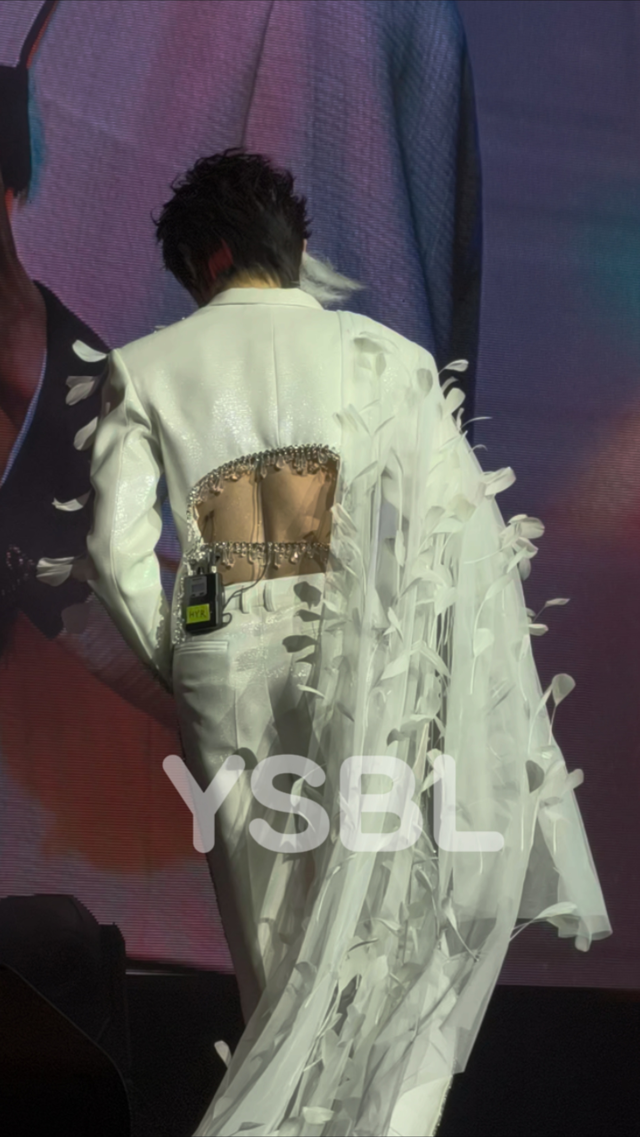 哎呦这个汗津津的背 