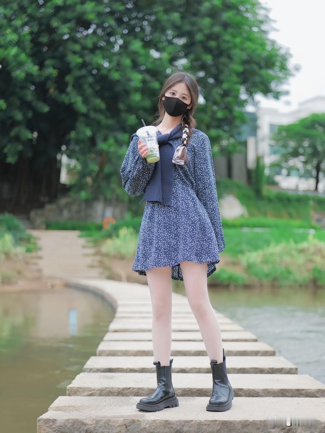 沙中倚坐思悠远，风起轻纱舞翩翩。素衣轻舞倚楼台