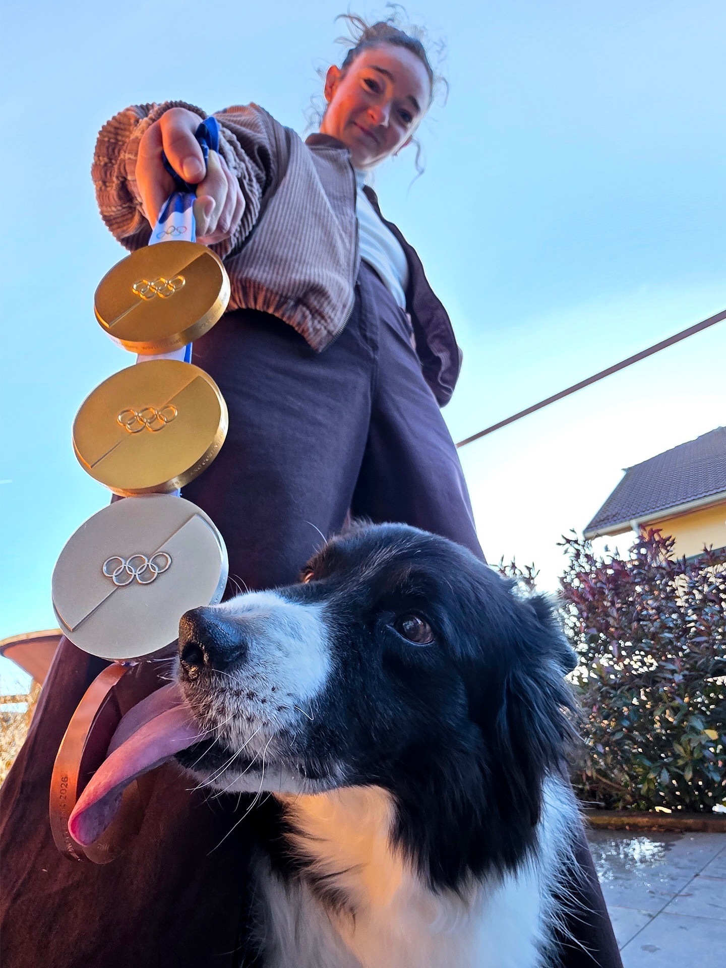 冬奥会 回到家里的让蒙诺在炫她的两金一银一铜！此刻皆不凡 🏂 卢·让蒙诺（Lo