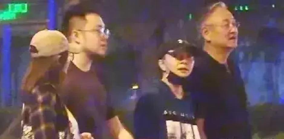 7岁没等到抚养费，他带货5千万
 
英达把父爱做成PPT，一页页全是奖项。巴图把