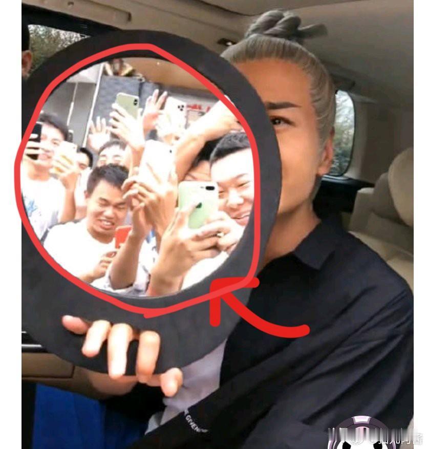 终于找到于丫头为什么忘不了
何晟铭的原因了
何晟铭在剧组拍戏，一大堆人围拍，从反