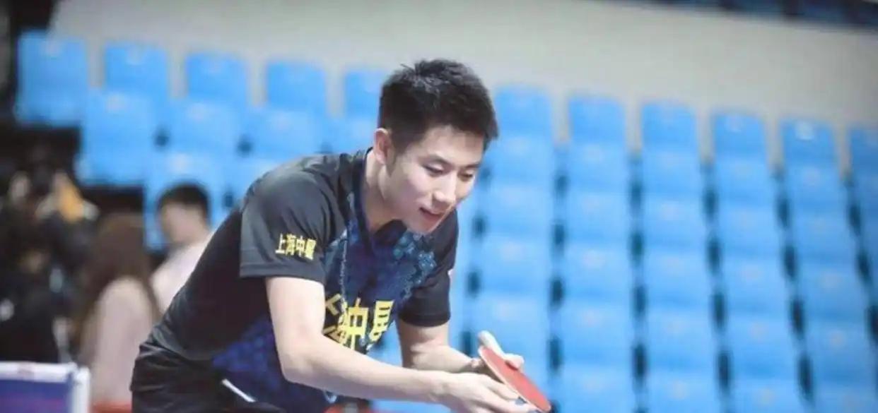 前国乒队员程靖淇直播时说，队长马龙每年都收全队不要的旧衣服。老队员换季了，衣服堆