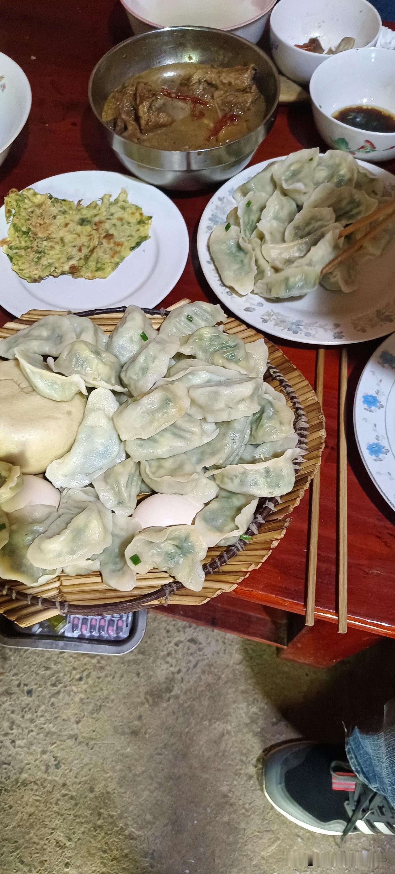 回到老家的第二天，婆婆给包的水饺。说句真心话，真的不喜欢吃水饺。
从结婚到现在2