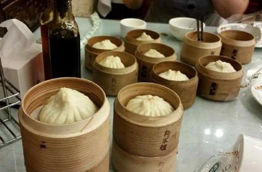 在近代很多美食秘方很都很简单，像狗不理包子就多放油，烤鸭就得是大肥鸭子，一口下去