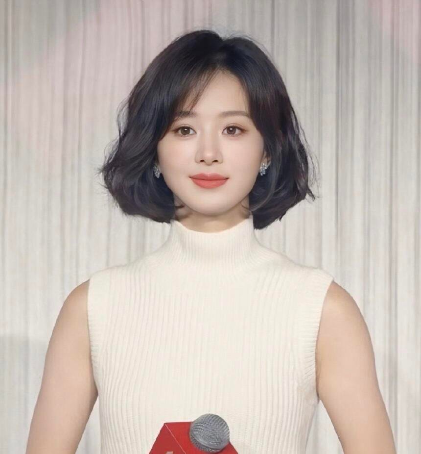 这个发型真的好考验脸小…这几次赵丽颖的短发look都好美感觉她这种蓬松的短发不会