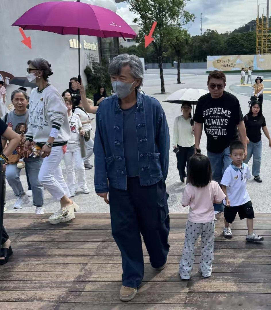 79岁林子祥和65岁叶蒨文现身深圳一间商场购物，夫妻俩穿着日常休闲服，打扮低调，