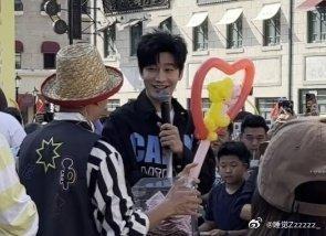 #黄晓明回到青岛##黄晓明[超话]#哈哈哈哈哈哈不是，晓明哥怎么这么开心啊，笑的