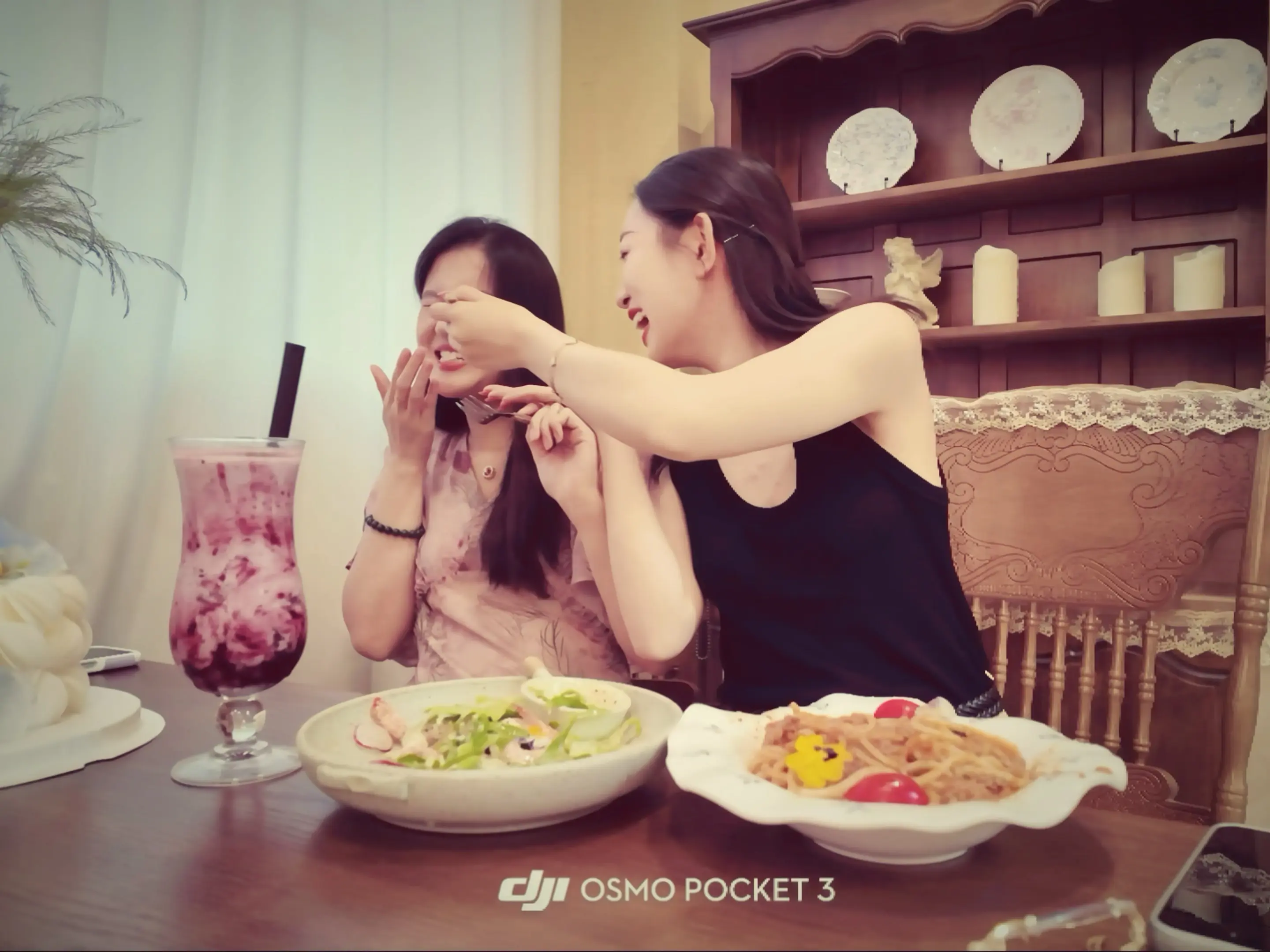 敏感内耗的拧巴小姐 还没遇到引导型先生 但她身边一直有一位树洞公主