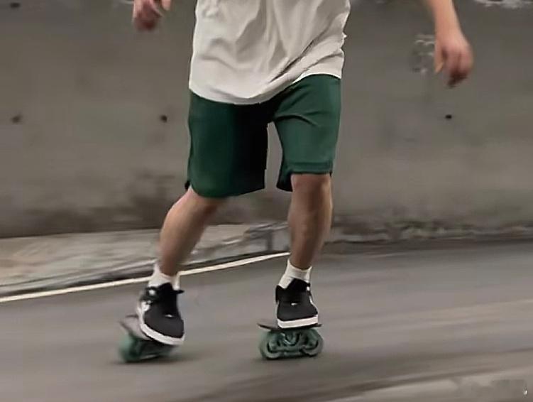 一个滑着漂移板的小伙儿，从我面前疾驰而过。像被我的青春撞了一下，17岁时哥也是玩